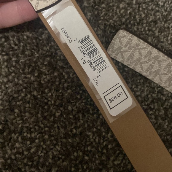 Final price drop!!!!Michael Kors fanny pack - Picture 3 of 3